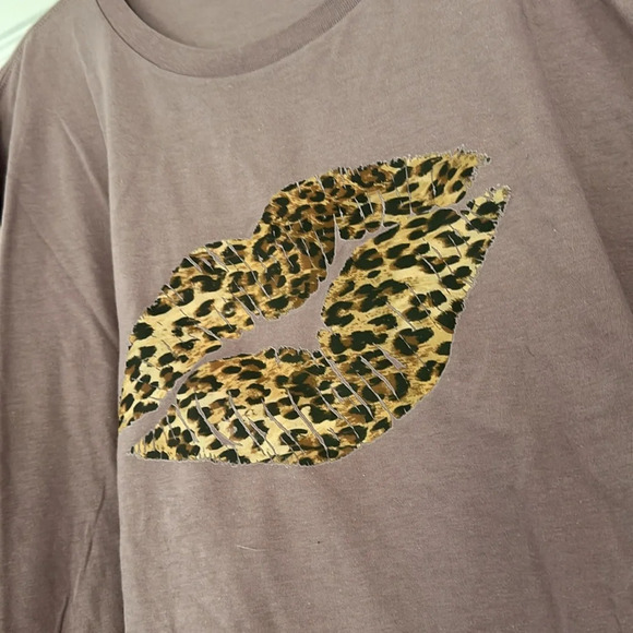 Nwot Purple cheetah lips tshirt - Picture 2 of 3